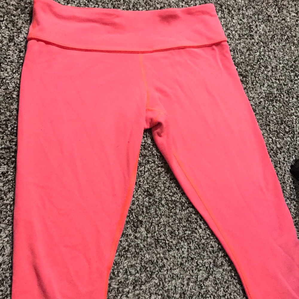 Salmon pink lululemon crops 8